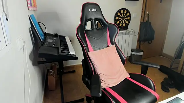 Snapshot of Ama_music chatting on October 6, 2025, 8:45 am Ama music online show from October 6, 2025, 8:45 am