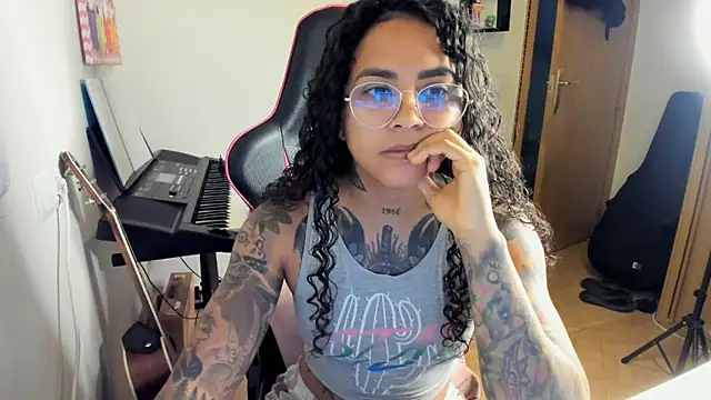 Snapshot of Ama_music chatting on October 16, 2025, 7:42 am Ama music online show from October 16, 2025, 7:42 am