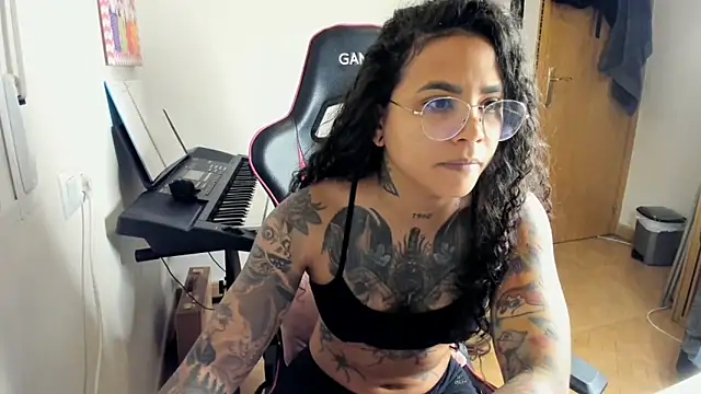 Snapshot of Ama_music chatting on October 25, 2025, 9:39 am Ama music online show from October 25, 2025, 9:39 am