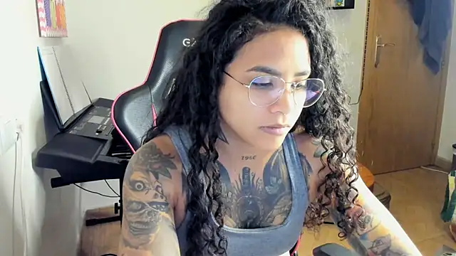 Snapshot of Ama_music chatting on November 4, 2025, 10:58 am Ama music online show from November 4, 2025, 10:58 am