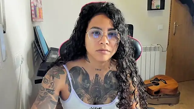 Snapshot of Ama_music chatting on November 5, 2025, 10:26 am Ama music online show from November 5, 2025, 10:26 am