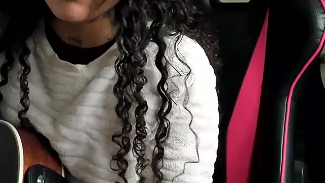 Snapshot of Ama_music chatting on December 1, 2025, 11:04 am Ama music online show from December 1, 2025, 11:04 am