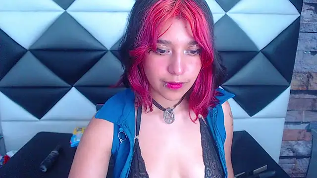 Snapshot of UnderBaby_ chatting on December 14, 2024, 3:51 am UnderBaby online show from December 14, 2024, 3:51 am