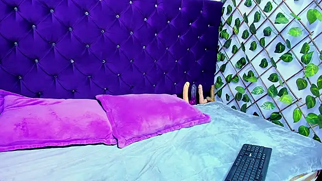 UnderBaby  online show from October 17, 2025, 8:44 pm