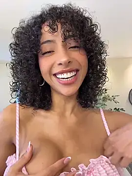Snapshot of OSHUN_ chatting on May 24, 2026, 4:45 pm OSHUN online show from May 24, 2026, 4:45 pm