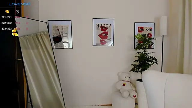 Snapshot of VanessaSmuth chatting on October 21, 2025, 2:01 am VanessaSmuth online show from October 21, 2025, 2:01 am