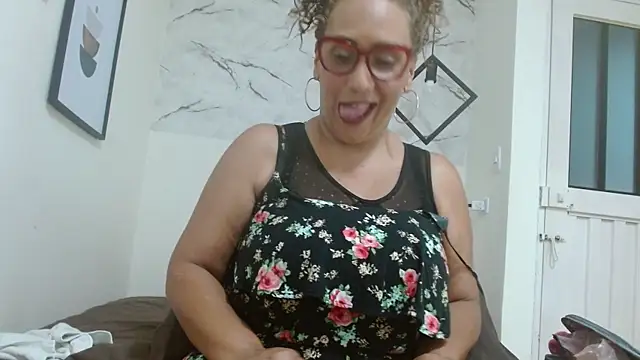 EvaMills1 online show from September 29, 2025, 9:08 pm