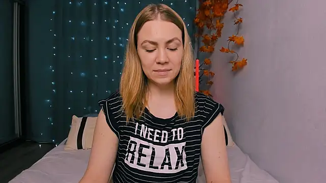 InsatiableFoxX online show from November 2, 2025, 7:05 pm