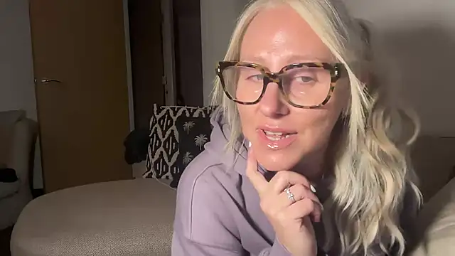 Snapshot of MelodyCollinsUk chatting on March 2, 2025, 5:47 pm MelodyCollinsUk online show from March 2, 2025, 5:47 pm