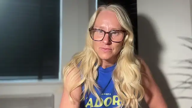 Snapshot of MelodyCollinsUk chatting on September 20, 2025, 8:15 am MelodyCollinsUk online show from September 20, 2025, 8:15 am