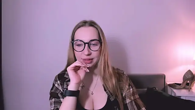 AriaDesire online show from April 19, 2026, 6:24 am