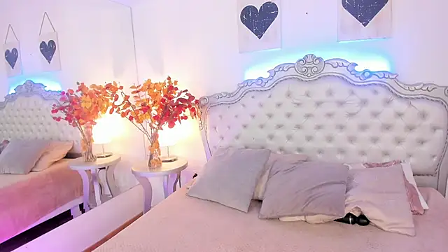 NiaColusi online show from November 17, 2025, 6:57 pm