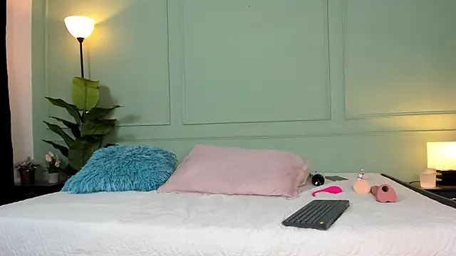 Emma Rosess online show from December 13, 2024, 12:50 pm