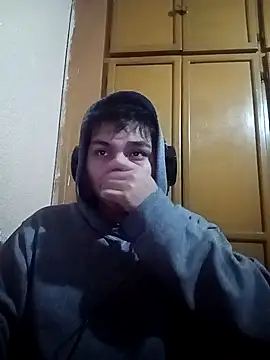 Snapshot of LoganFinds chatting on November 4, 2025, 2:43 am LoganFinds online show from November 4, 2025, 2:43 am