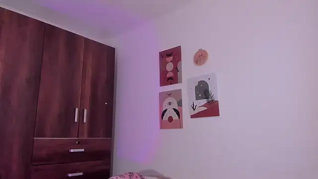 Luisa0110 online show from February 15, 2025, 6:12 pm