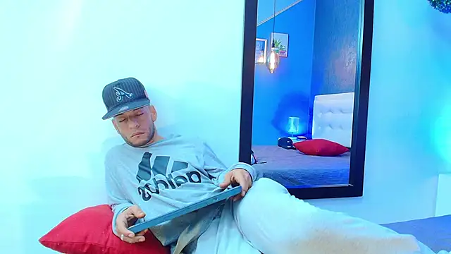 Andrey u92 online show from February 13, 2025, 4:43 am