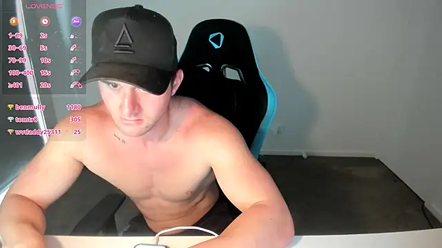 Snapshot of _DownUnderFit_ chatting on November 4, 2025, 10:31 pm DownUnderFit online show from November 4, 2025, 10:31 pm