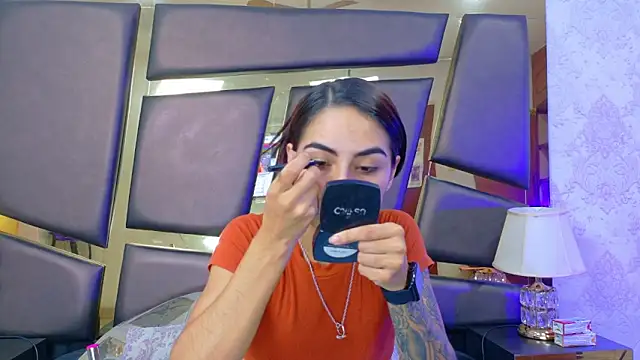 NicoleEsposito online show from November 5, 2025, 1:11 pm