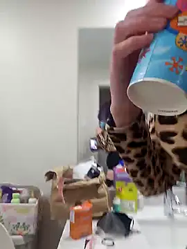 erinSmiles online show from November 7, 2025, 5:51 am