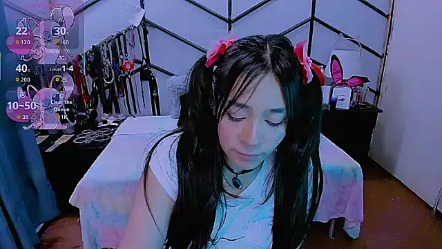 AlanaLuck online show from November 10, 2025, 7:24 pm