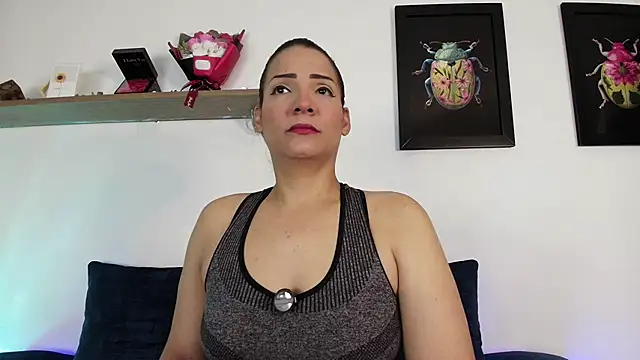Snapshot of Elliee_ chatting on June 12, 2026, 12:04 pm Elliee online show from June 12, 2026, 12:04 pm