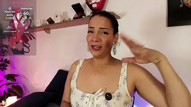 Snapshot of Elliee_ chatting on July 21, 2026, 12:29 pm Elliee online show from July 21, 2026, 12:29 pm