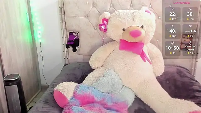  EmiRhodes online show from October 16, 2025, 3:35 pm