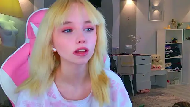 b4by LoL1 online show from February 4, 2026, 7:25 am