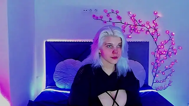 JoannLowe online show from April 15, 2026, 7:43 pm