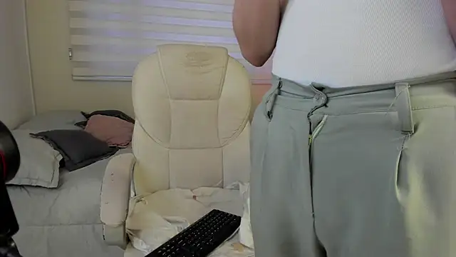 Catyloves online show from December 19, 2025, 9:55 pm