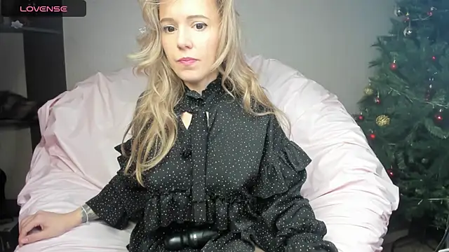 Snapshot of foxy_blond chatting on December 27, 2024, 9:28 am foxy blond online show from December 27, 2024, 9:28 am