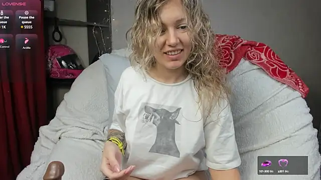Snapshot of foxy_blond chatting on February 5, 2025, 3:45 am foxy blond online show from February 5, 2025, 3:45 am