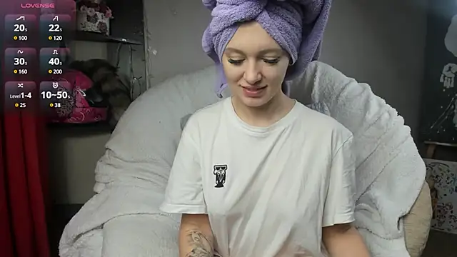 Snapshot of foxy_blond chatting on February 25, 2025, 3:42 am foxy blond online show from February 25, 2025, 3:42 am