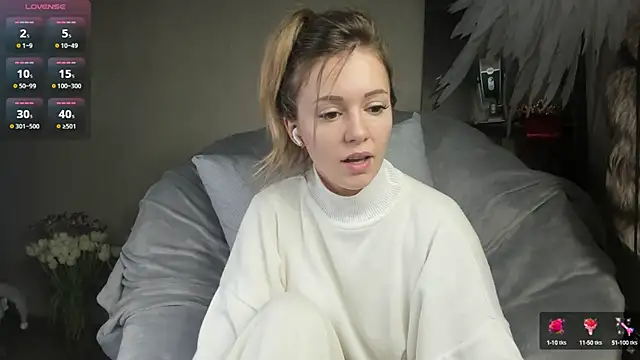 Snapshot of foxy_blond chatting on March 14, 2025, 9:35 am foxy blond online show from March 14, 2025, 9:35 am