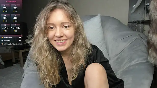 Snapshot of foxy_blond chatting on March 21, 2025, 6:27 am foxy blond online show from March 21, 2025, 6:27 am
