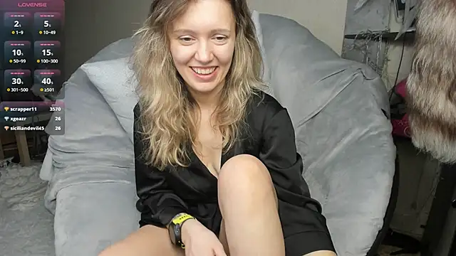 Snapshot of foxy_blond chatting on March 22, 2025, 9:34 am foxy blond online show from March 22, 2025, 9:34 am
