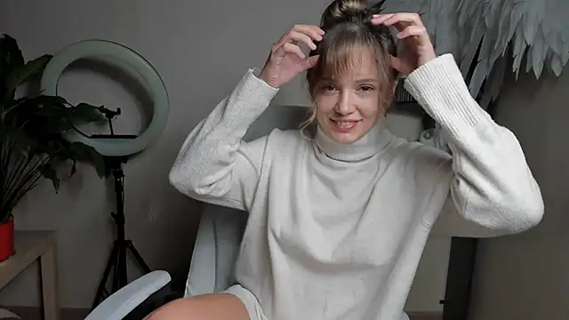 Snapshot of foxy_blond chatting on September 16, 2025, 12:11 am foxy blond online show from September 16, 2025, 12:11 am