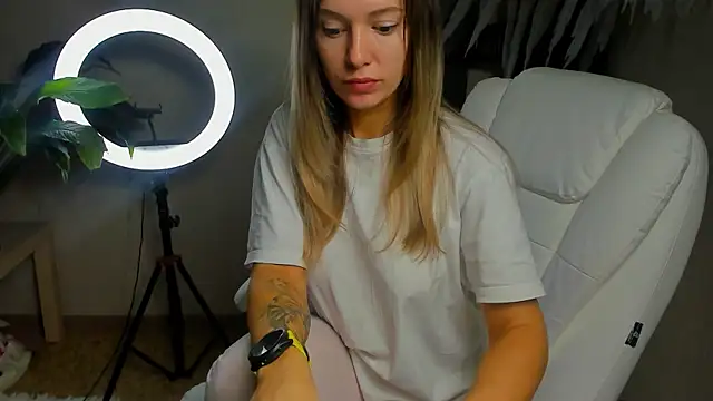 foxy blond online show from October 22, 2025, 11:26 pm