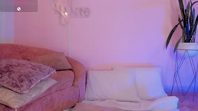 Lucy Vega online show from November 20, 2025, 4:01 am