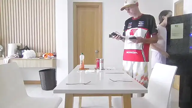 Snapshot of SweetSexySub chatting on October 19, 2025, 8:37 am SweetSexySub online show from October 19, 2025, 8:37 am