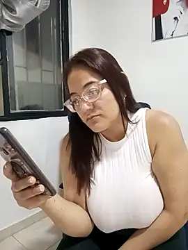 skarleth001 online show from March 6, 2025, 8:08 am