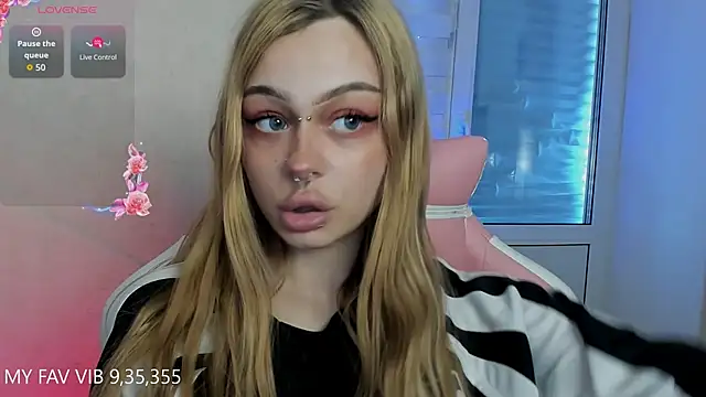 Snapshot of shy_melony chatting on April 19, 2026, 11:09 am shy melony online show from April 19, 2026, 11:09 am