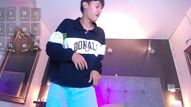 Twinkie-Alex18 online show from February 13, 2025, 9:17 pm