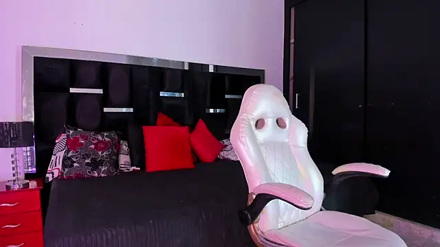 Tasha Sant online show from October 29, 2025, 8:32 pm