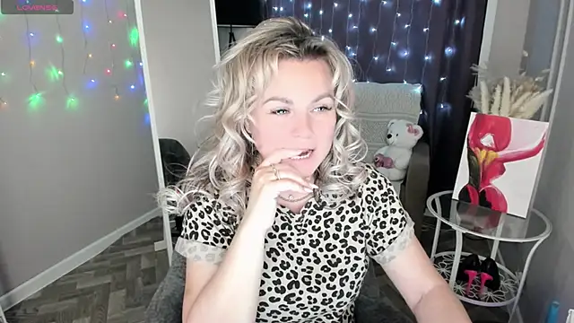 Snapshot of candy_queeen chatting on May 10, 2026, 10:15 pm candy queeen online show from May 10, 2026, 10:15 pm