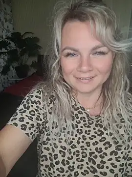Snapshot of candy_queeen chatting on May 24, 2026, 11:10 pm candy queeen online show from May 24, 2026, 11:10 pm