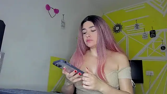 Nikolle Rouss online show from November 11, 2025, 4:40 pm