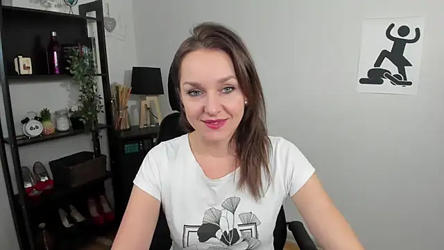 Snapshot of AliciaDesire chatting on December 18, 2024, 2:49 pm AliciaDesire online show from December 18, 2024, 2:49 pm