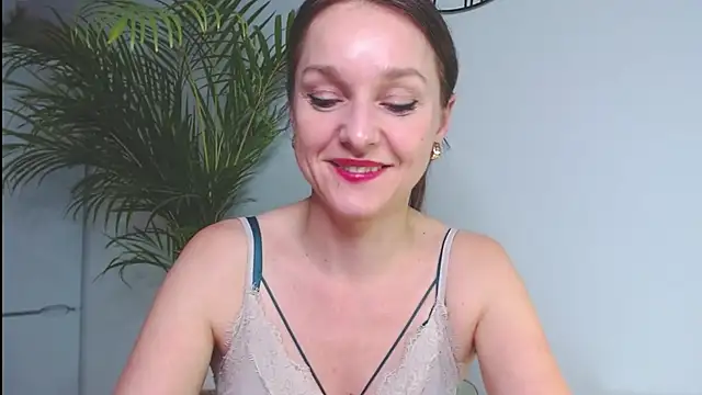 Snapshot of AliciaDesire chatting on December 19, 2024, 6:45 pm AliciaDesire online show from December 19, 2024, 6:45 pm