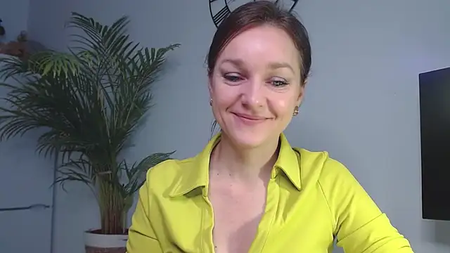 Snapshot of AliciaDesire chatting on January 13, 2025, 7:43 am AliciaDesire online show from January 13, 2025, 7:43 am